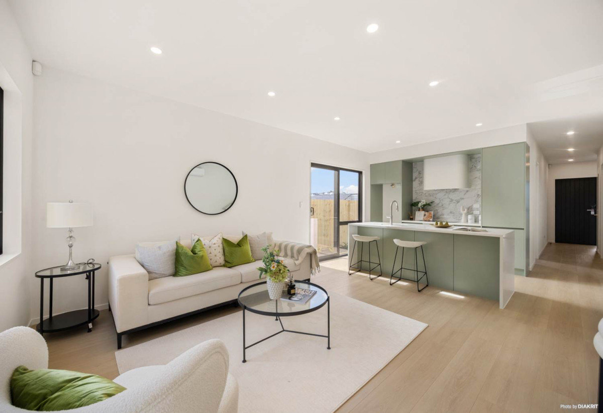 Urgent Sale Required- Bring your offers, Brandnew 4 beds 2.5 baths house with garage on 359m2 section, minutes from Orewa Beach, local shops, schools, and motorway access, 1.5 km to Orewa Primary School, 64 Ara Taha Crescent, Orewa, Auckland