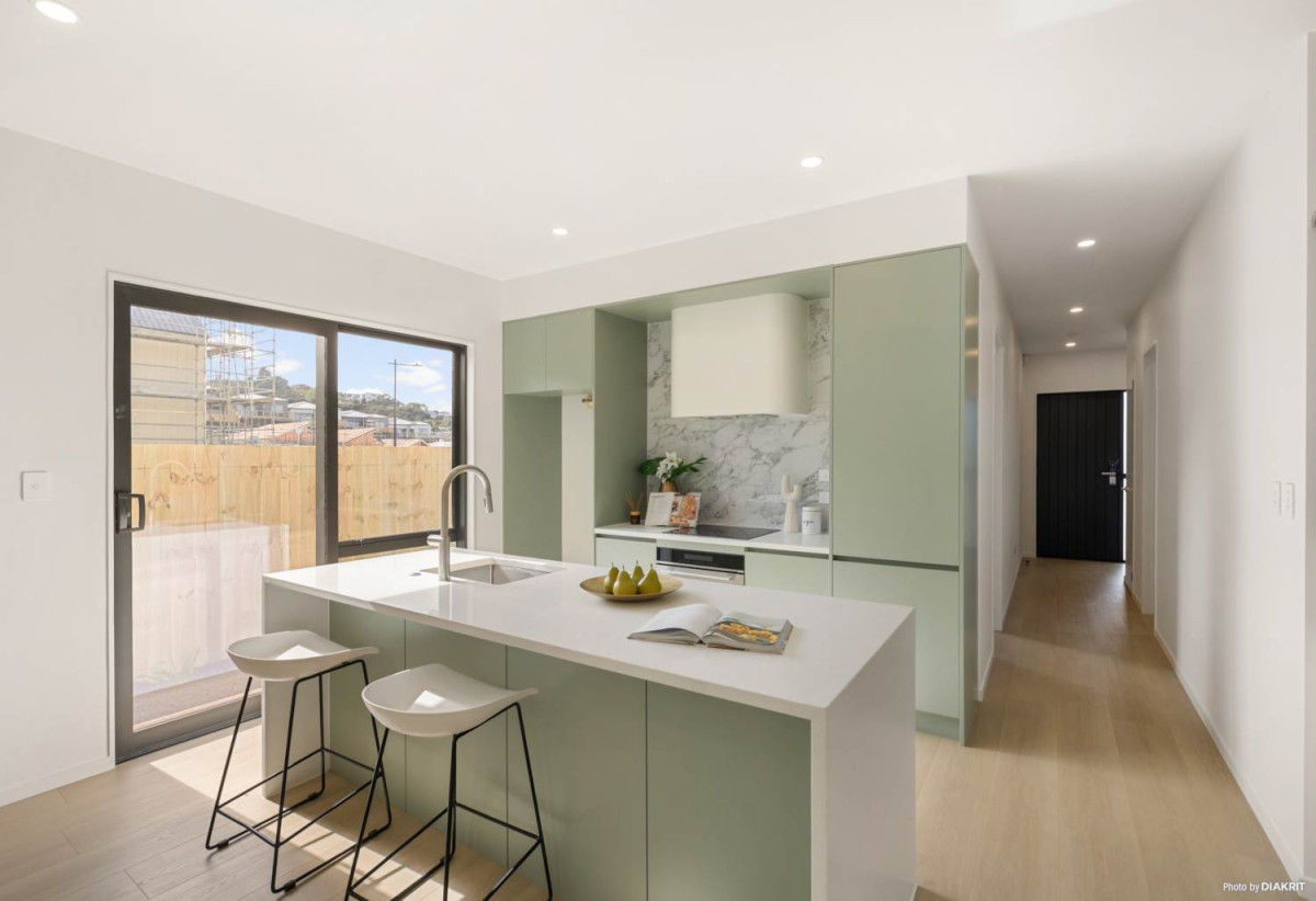 Urgent Sale Required- Bring your offers, Brandnew 4 beds 2.5 baths house with garage on 359m2 section, minutes from Orewa Beach, local shops, schools, and motorway access, 1.5 km to Orewa Primary School, 64 Ara Taha Crescent, Orewa, Auckland
