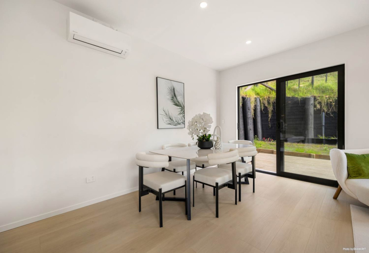 Urgent Sale Required- Bring your offers, Brandnew 4 beds 2.5 baths house with garage on 359m2 section, minutes from Orewa Beach, local shops, schools, and motorway access, 1.5 km to Orewa Primary School, 64 Ara Taha Crescent, Orewa, Auckland