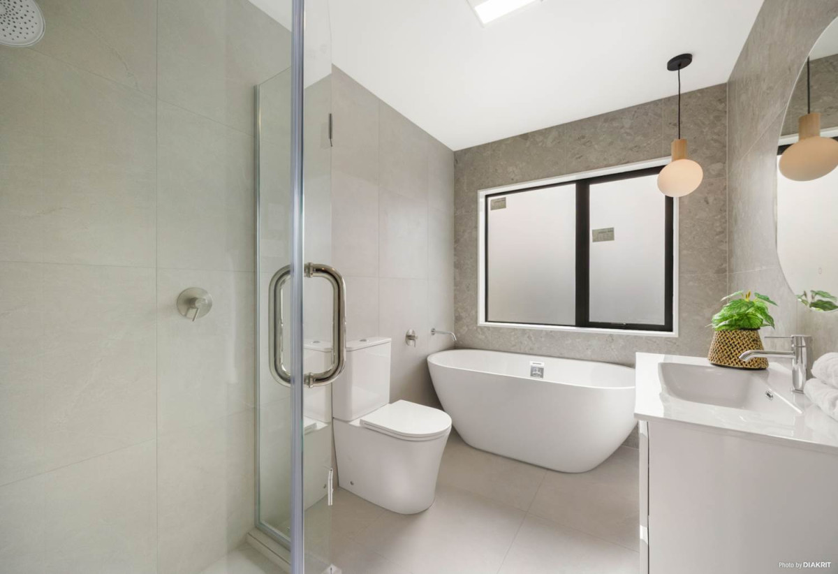 Urgent Sale Required- Bring your offers, Brandnew 4 beds 2.5 baths house with garage on 359m2 section, minutes from Orewa Beach, local shops, schools, and motorway access, 1.5 km to Orewa Primary School, 64 Ara Taha Crescent, Orewa, Auckland