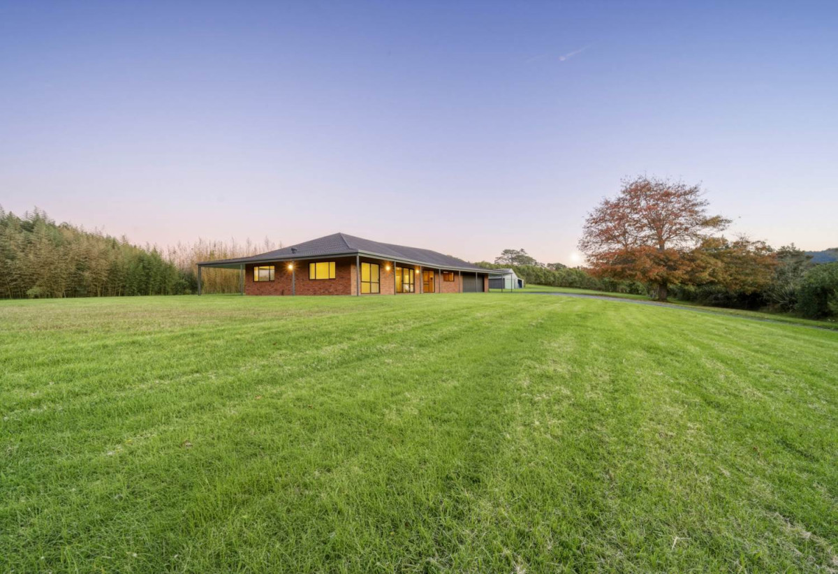 267m2 3 beds + study room 2 baths house with double garage on 5.03ha section, with RC approved for three vacant lifestyle allotments of approximately 1.34ha, 1.02ha, and 0.93ha net (1.11ha gross), alongside a substantial 1.56ha lot containing the existing residence, close to town centre, 0.8 km to Swanson School, 4.3 km to Waitakere College, 780 Swanson Road, Swanson, Auckland