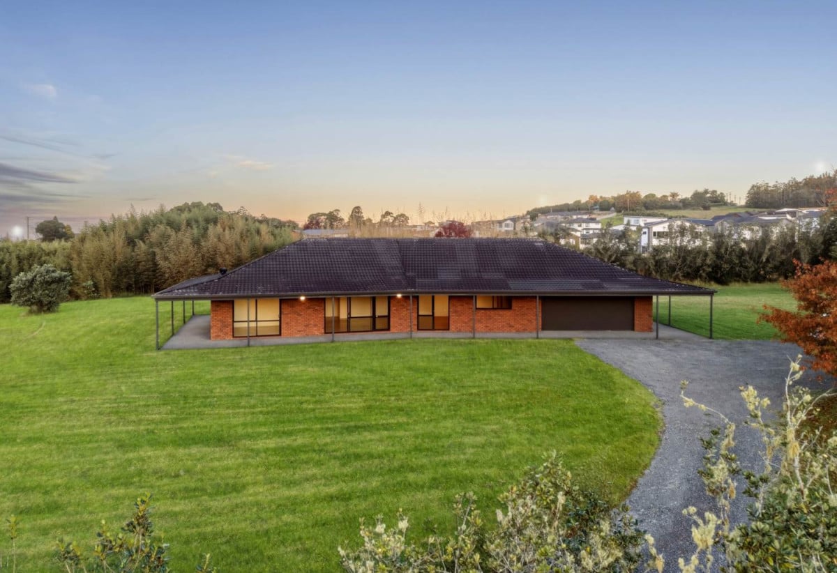 267m2 3 beds + study room 2 baths house with double garage on 5.03ha section, with RC approved for three vacant lifestyle allotments of approximately 1.34ha, 1.02ha, and 0.93ha net (1.11ha gross), alongside a substantial 1.56ha lot containing the existing residence, close to town centre, 0.8 km to Swanson School, 4.3 km to Waitakere College, 780 Swanson Road, Swanson, Auckland