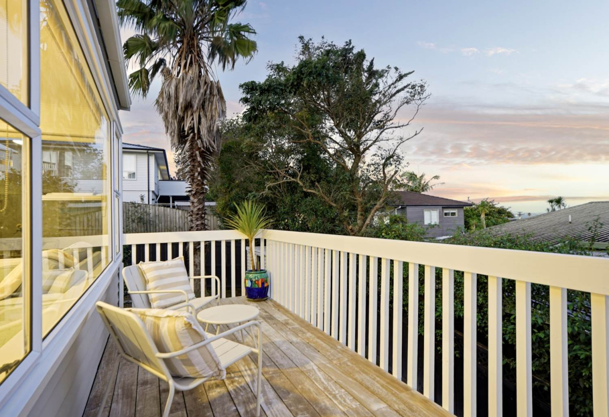 Rangitoto College zone, Move-in ready, Renovated 2 beds 1 bath house with carports and spa pool, An easy 7-minute stroll to Rothesay Bay Beach and 2 minutes to local schooling, In-zone for the prestigious Rangitoto College, Murrays Bay Intermediate, and Browns Bay Primary, 2/17 Masterton Road, Rothesay Bay, Auckland