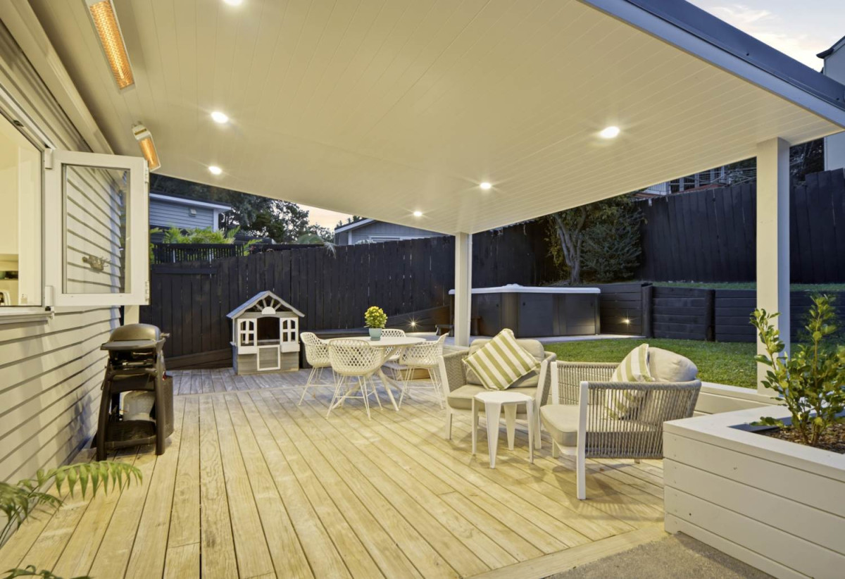 Rangitoto College zone, Move-in ready, Renovated 2 beds 1 bath house with carports and spa pool, An easy 7-minute stroll to Rothesay Bay Beach and 2 minutes to local schooling, In-zone for the prestigious Rangitoto College, Murrays Bay Intermediate, and Browns Bay Primary, 2/17 Masterton Road, Rothesay Bay, Auckland