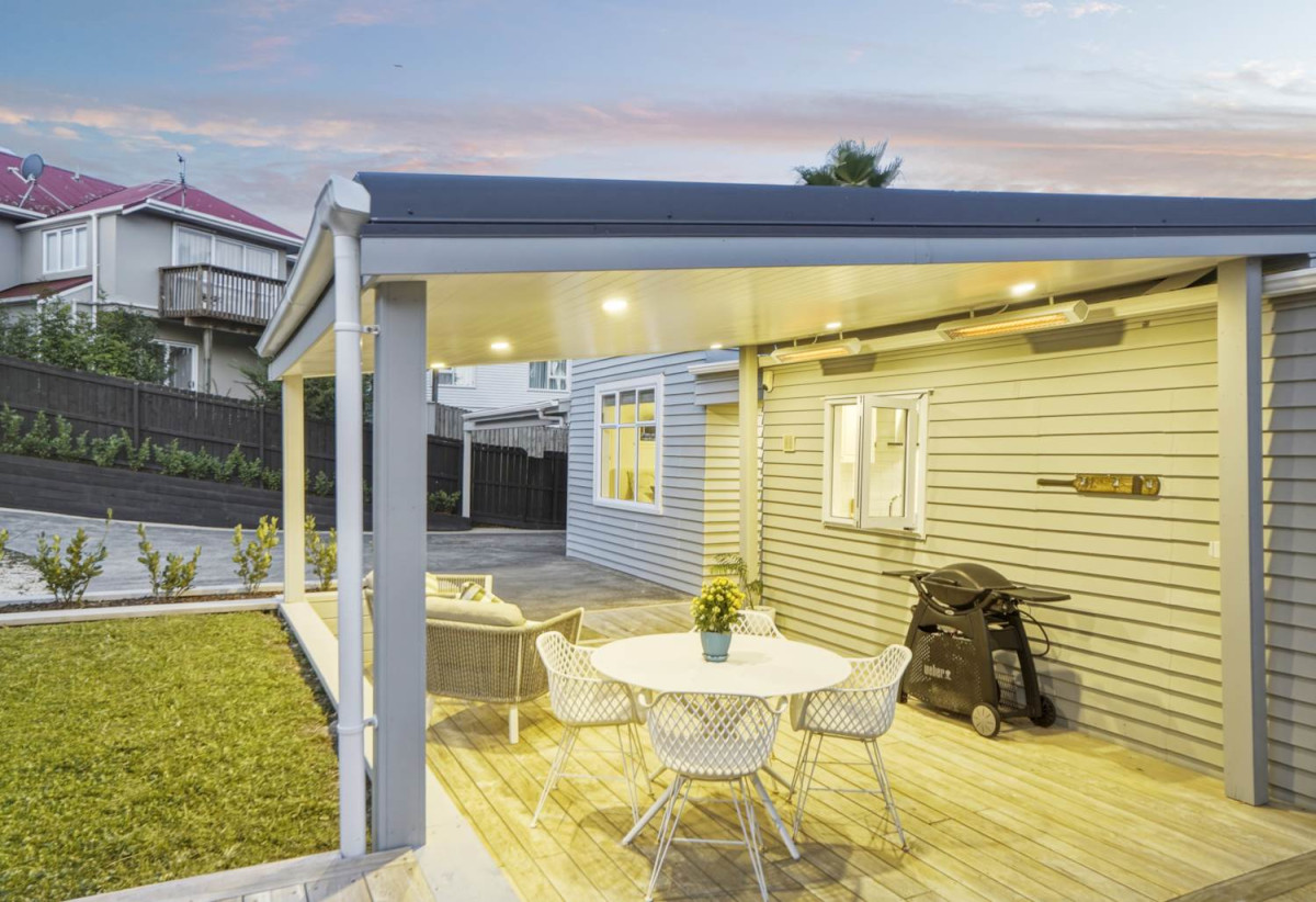 Rangitoto College zone, Move-in ready, Renovated 2 beds 1 bath house with carports and spa pool, An easy 7-minute stroll to Rothesay Bay Beach and 2 minutes to local schooling, In-zone for the prestigious Rangitoto College, Murrays Bay Intermediate, and Browns Bay Primary, 2/17 Masterton Road, Rothesay Bay, Auckland