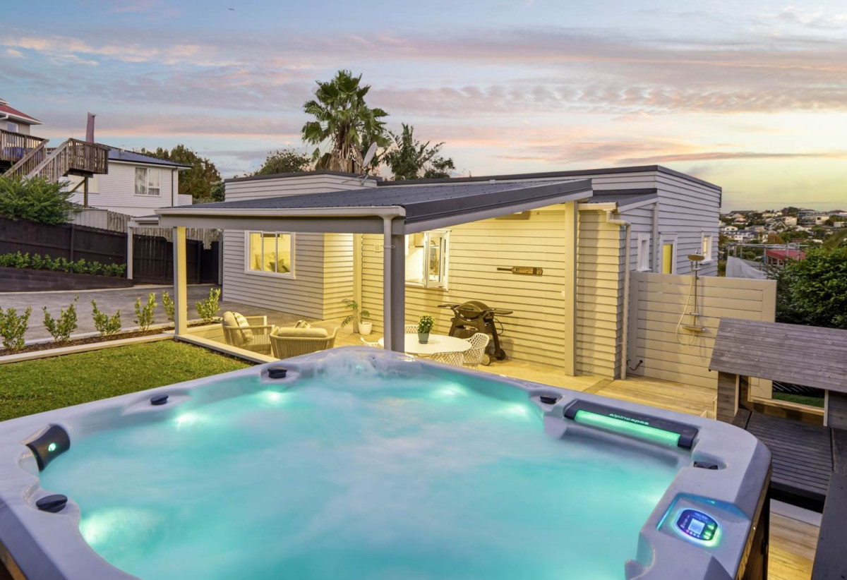 Rangitoto College zone, Move-in ready, Renovated 2 beds 1 bath house with carports and spa pool, An easy 7-minute stroll to Rothesay Bay Beach and 2 minutes to local schooling, In-zone for the prestigious Rangitoto College, Murrays Bay Intermediate, and Browns Bay Primary, 2/17 Masterton Road, Rothesay Bay, Auckland