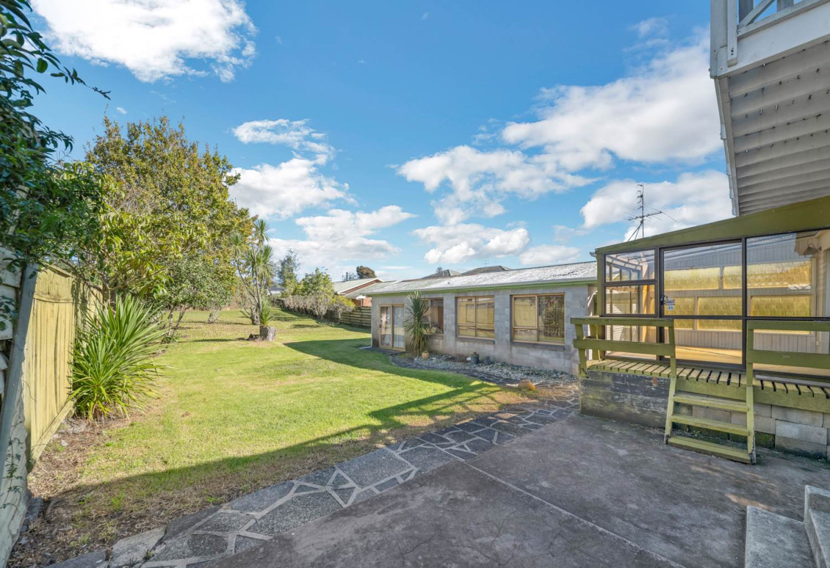 4 beds 2 baths house with standalone double garage on 1012m2 section, Approximately 600–700 metres to New Lynn Train Station and Bus Depot, Close to local shops, schools, and amenities, 0.3 km to Blockhouse Bay Intermediate, 125 Portage Road, New Lynn, Auckland