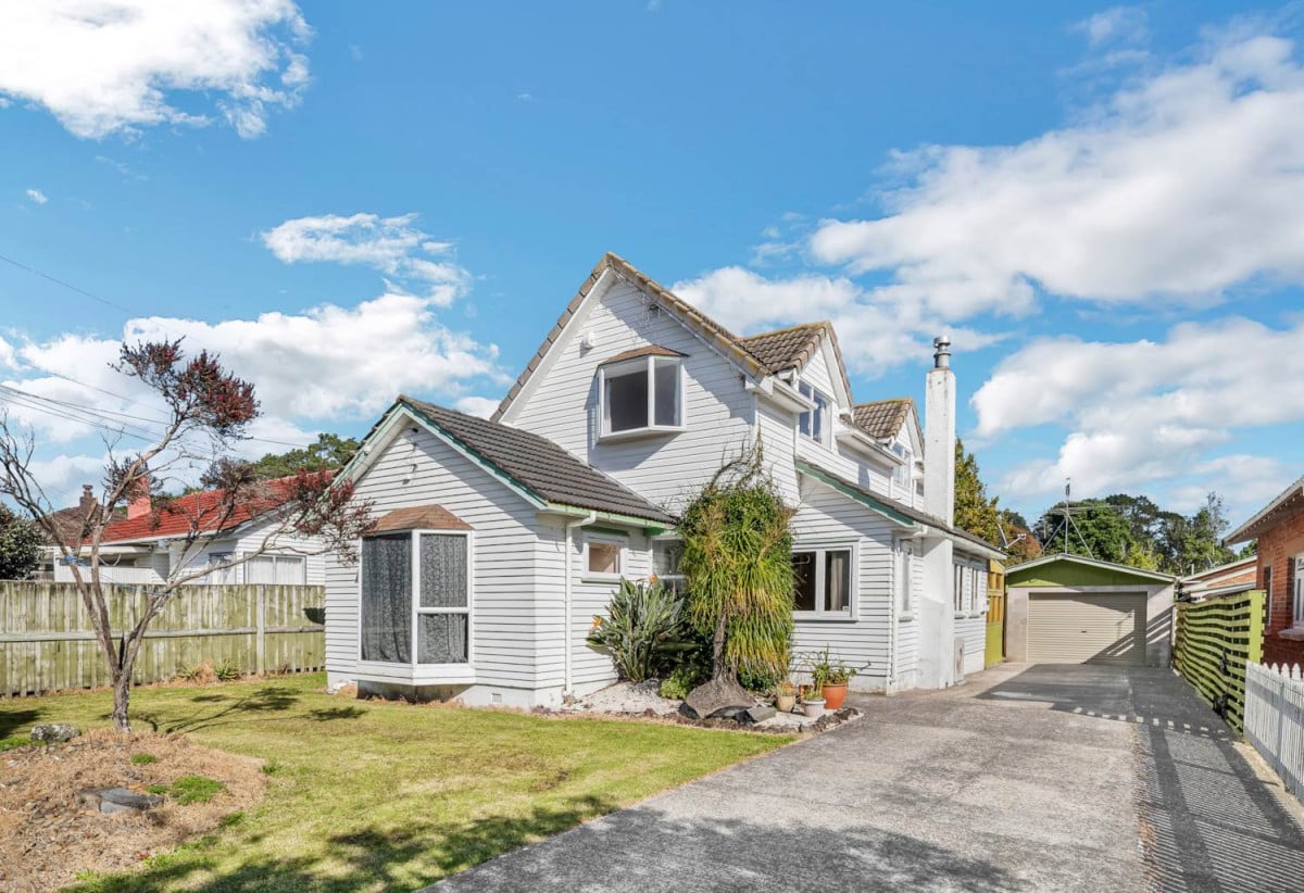 4 beds 2 baths house with standalone double garage on 1012m2 section, Approximately 600–700 metres to New Lynn Train Station and Bus Depot, Close to local shops, schools, and amenities, 0.3 km to Blockhouse Bay Intermediate, 125 Portage Road, New Lynn, Auckland
