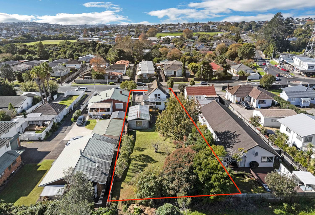 4 beds 2 baths house with standalone double garage on 1012m2 section, Approximately 600–700 metres to New Lynn Train Station and Bus Depot, Close to local shops, schools, and amenities, 0.3 km to Blockhouse Bay Intermediate, 125 Portage Road, New Lynn, Auckland