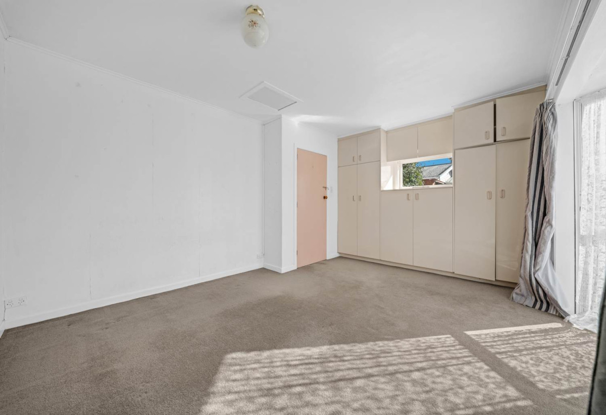 4 beds 2 baths house with standalone double garage on 1012m2 section, Approximately 600–700 metres to New Lynn Train Station and Bus Depot, Close to local shops, schools, and amenities, 0.3 km to Blockhouse Bay Intermediate, 125 Portage Road, New Lynn, Auckland