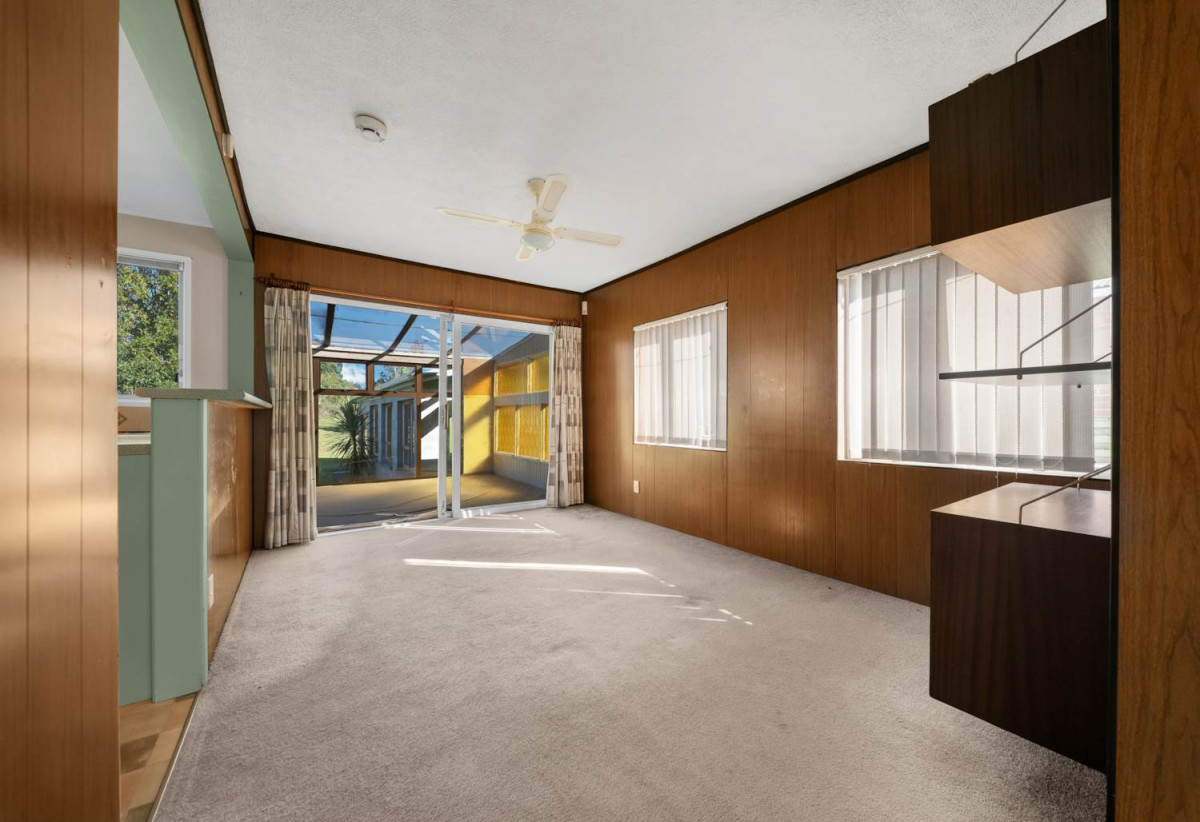 4 beds 2 baths house with standalone double garage on 1012m2 section, Approximately 600–700 metres to New Lynn Train Station and Bus Depot, Close to local shops, schools, and amenities, 0.3 km to Blockhouse Bay Intermediate, 125 Portage Road, New Lynn, Auckland