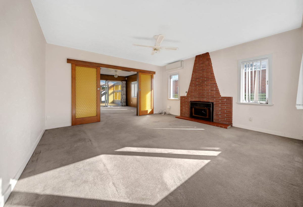 4 beds 2 baths house with standalone double garage on 1012m2 section, Approximately 600–700 metres to New Lynn Train Station and Bus Depot, Close to local shops, schools, and amenities, 0.3 km to Blockhouse Bay Intermediate, 125 Portage Road, New Lynn, Auckland