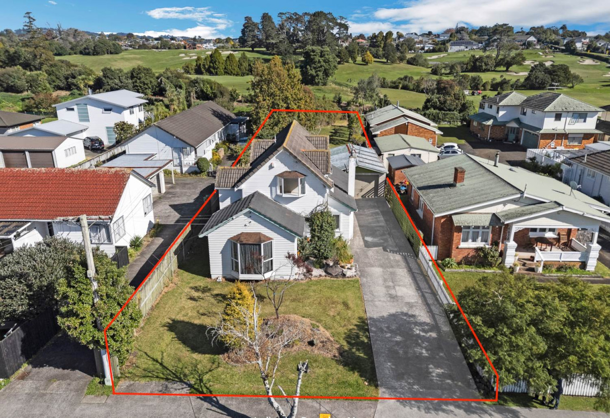 4 beds 2 baths house with standalone double garage on 1012m2 section, Approximately 600–700 metres to New Lynn Train Station and Bus Depot, Close to local shops, schools, and amenities, 0.3 km to Blockhouse Bay Intermediate, 125 Portage Road, New Lynn, Auckland