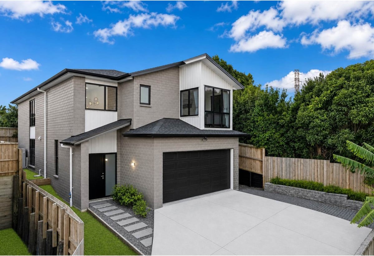 Must sell, The owner has moved on, 4 beds 3 baths house with double garage on 367m2 section, close to schools, parks, shops, 0.4 km to May Road School, 44D White Swan Road, Mt Roskill, Auckland
