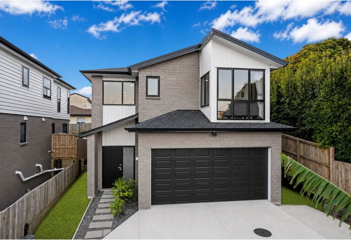 Must sell, The owner has moved on, 4 beds 3 baths house with double garage on 367m2 section, close to schools, parks, shops, 0.4 km to May Road School, 44D White Swan Road, Mt Roskill, Auckland