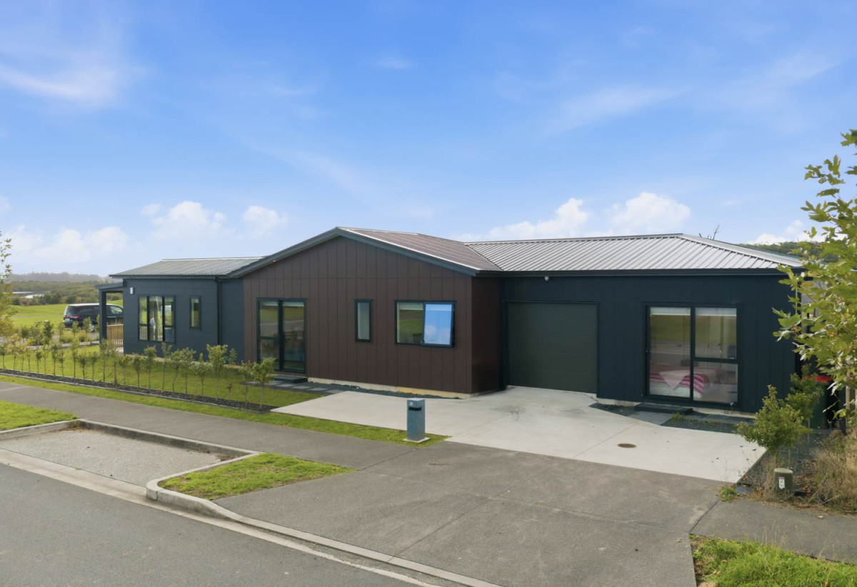 Brandnew 5 beds 3 baths house with garage and 1- bed granny on 443m2 section, 5-minute bush walks from your doorstep, Easy access to local shops and amenities, 0.8 km to Ngakoroa School, 13 Ngakau Road, Karaka, Auckland