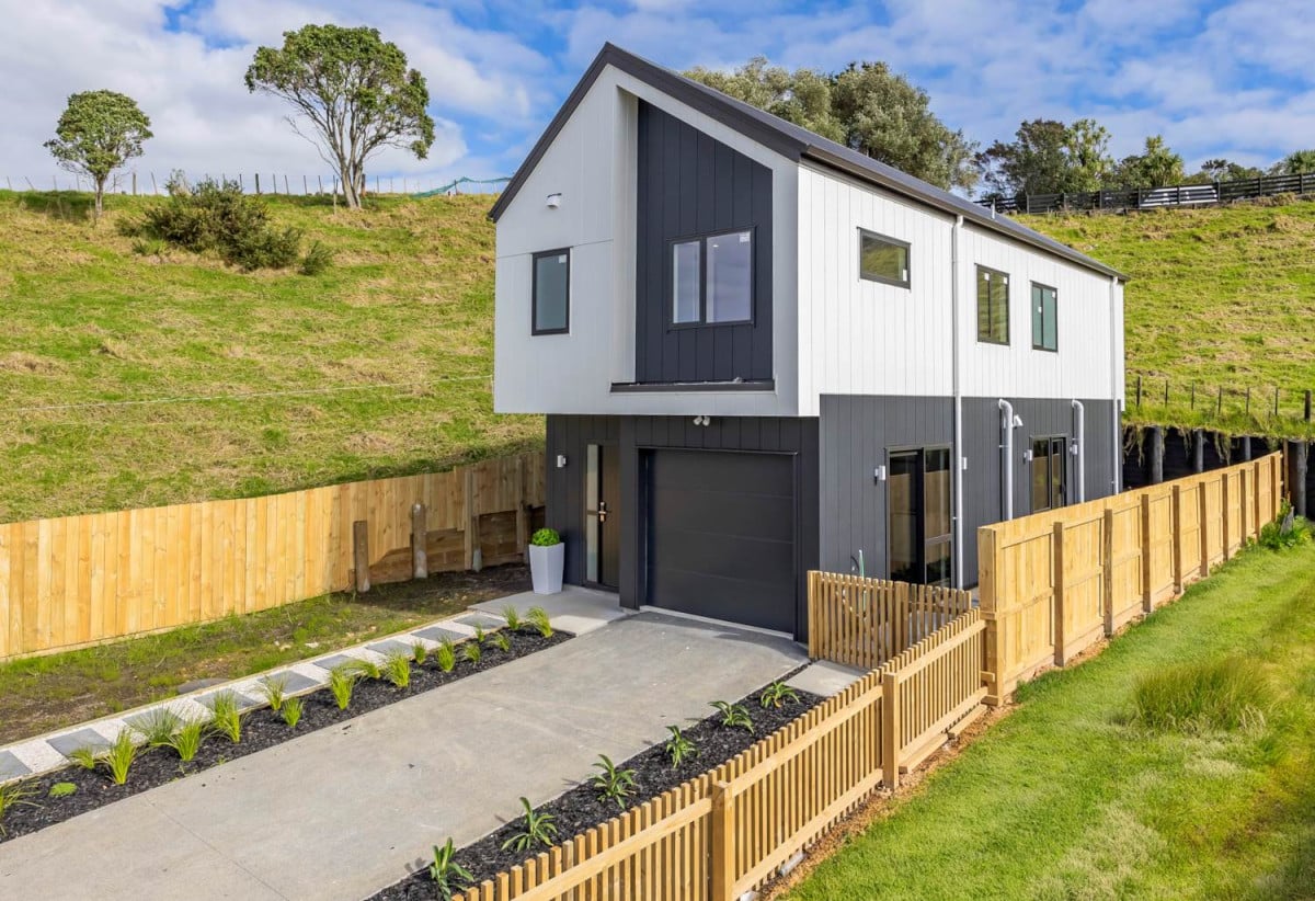 Urgent Sale Required- Bring your offers, Brandnew 4 beds 2.5 baths house with garage on 359m2 section, minutes from Orewa Beach, local shops, schools, and motorway access, 1.5 km to Orewa Primary School, 64 Ara Taha Crescent, Orewa, Auckland