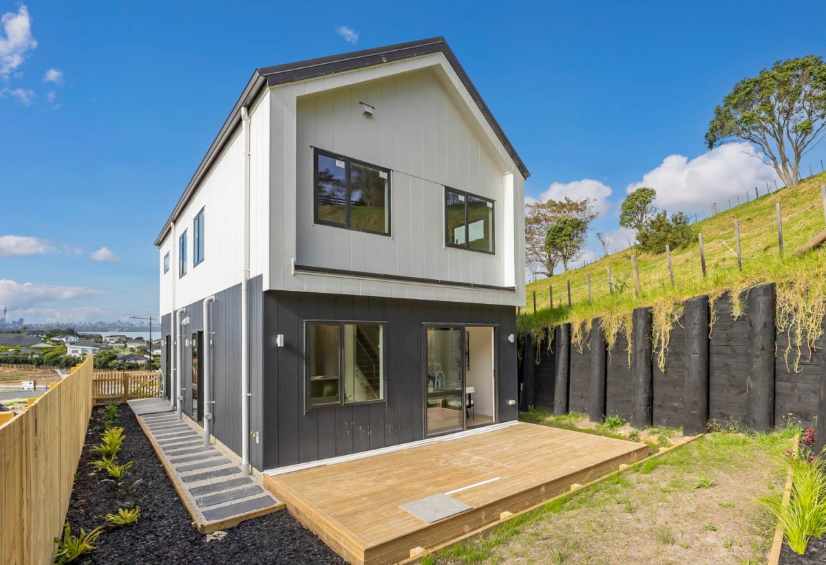 Urgent Sale Required- Bring your offers, Brandnew 4 beds 2.5 baths house with garage on 359m2 section, minutes from Orewa Beach, local shops, schools, and motorway access, 1.5 km to Orewa Primary School, 64 Ara Taha Crescent, Orewa, Auckland