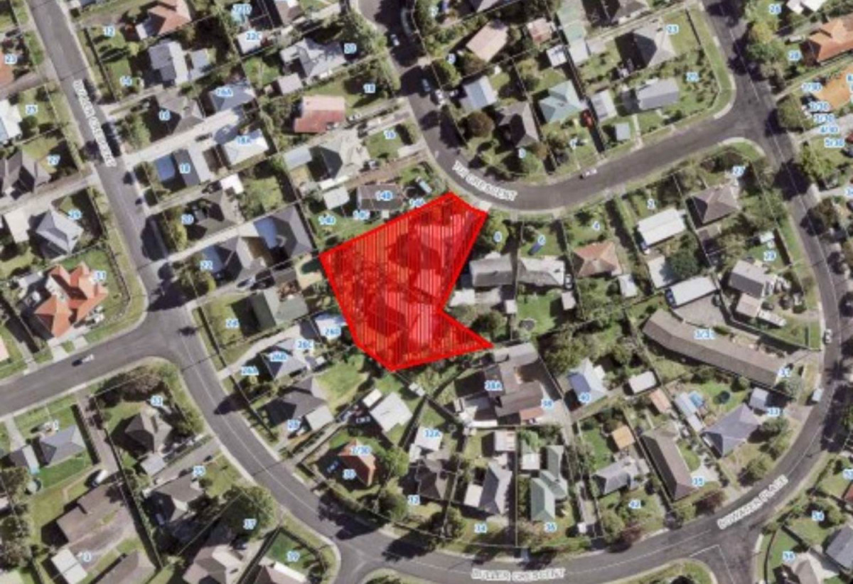 2 x 3 beds house, 1875m2 Land with RC and EPA for 11 new townhouses, The vendor is also able to provide Building Consent prior to settlement, subject to conditions, close to schools, parks, shopping centres, and public transport, 0.5 km to Manurewa South School, 0.9 km to James Cook High School, 1 km to Manurewa Intermediate, 10 & 12 Tui Crescent, Manurewa, Auckland