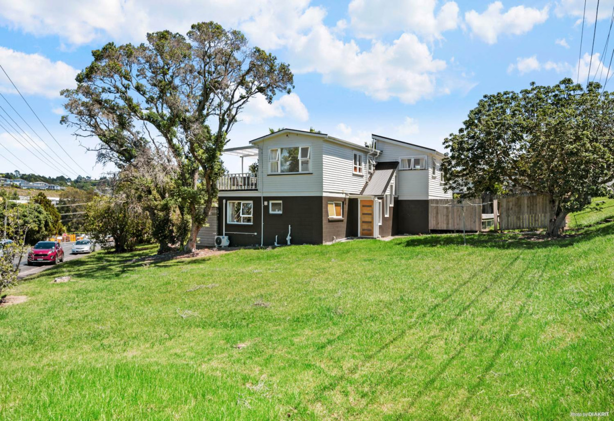 Vendor requires urgent sale, – 1181m2 Corner Site – Ignore Previous Sale Price, 5 beds 2 bath house with garage and 2-beds 1 bath lounge downstairs, downstairs space is currently rented, minutes from Stanmore Bay Beach, schools, parks, shops, cafés, and Whangaparaoa Plaza, 0.5 km to Whangaparaoa College, 4 Matai Road, Stanmore Bay, Auckland