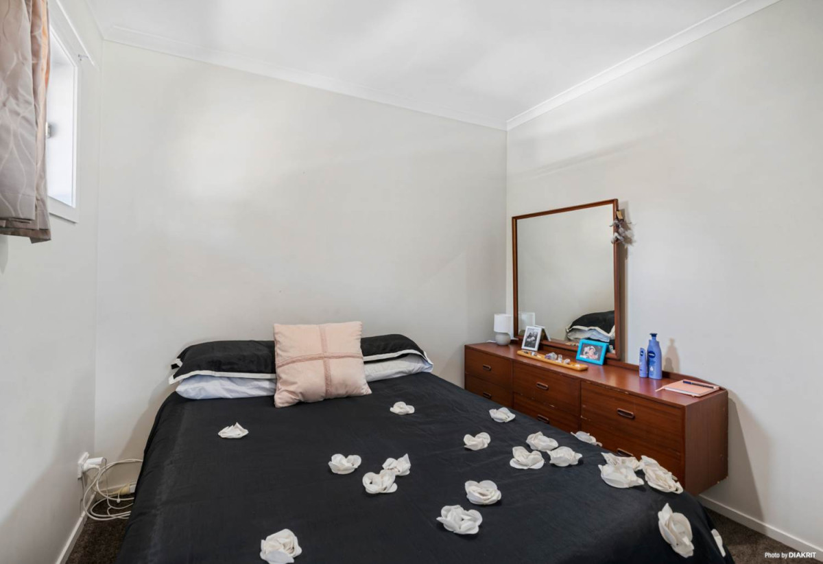 Vendor requires urgent sale, – 1181m2 Corner Site – Ignore Previous Sale Price, 5 beds 2 bath house with garage and 2-beds 1 bath lounge downstairs, downstairs space is currently rented, minutes from Stanmore Bay Beach, schools, parks, shops, cafés, and Whangaparaoa Plaza, 0.5 km to Whangaparaoa College, 4 Matai Road, Stanmore Bay, Auckland