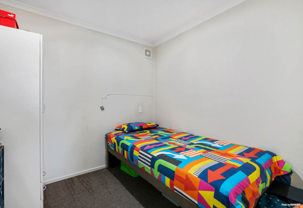 Vendor requires urgent sale, – 1181m2 Corner Site – Ignore Previous Sale Price, 5 beds 2 bath house with garage and 2-beds 1 bath lounge downstairs, downstairs space is currently rented, minutes from Stanmore Bay Beach, schools, parks, shops, cafés, and Whangaparaoa Plaza, 0.5 km to Whangaparaoa College, 4 Matai Road, Stanmore Bay, Auckland