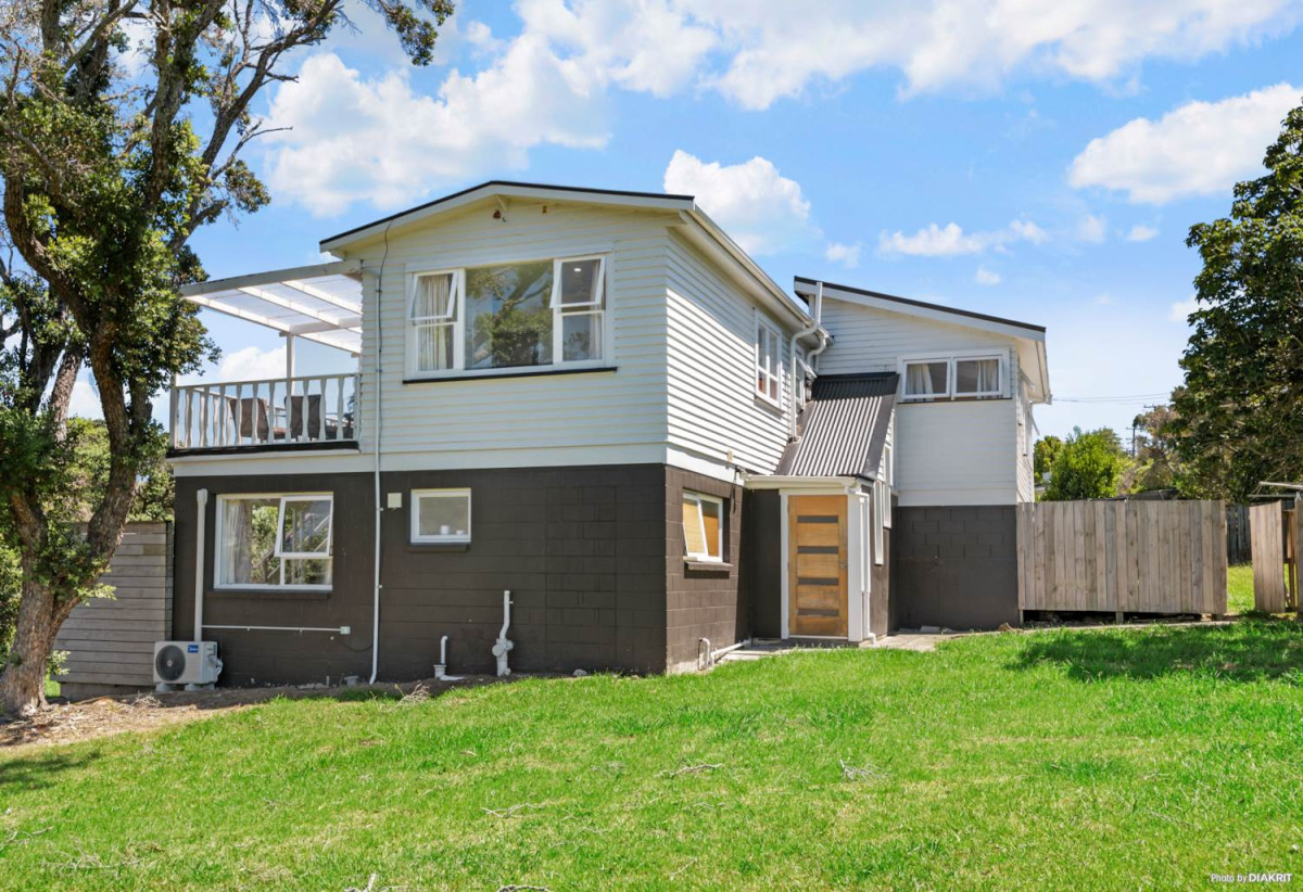 Vendor requires urgent sale, – 1181m2 Corner Site – Ignore Previous Sale Price, 5 beds 2 bath house with garage and 2-beds 1 bath lounge downstairs, downstairs space is currently rented, minutes from Stanmore Bay Beach, schools, parks, shops, cafés, and Whangaparaoa Plaza, 0.5 km to Whangaparaoa College, 4 Matai Road, Stanmore Bay, Auckland