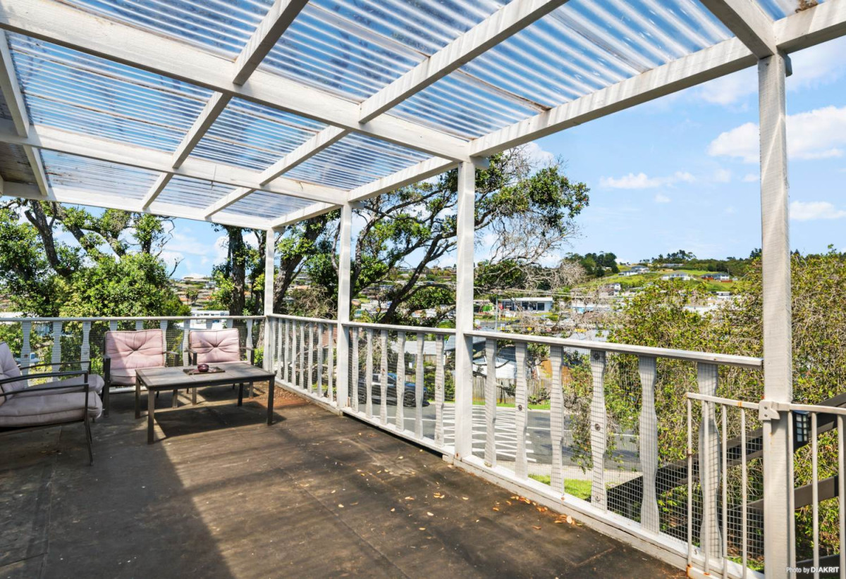 Vendor requires urgent sale, – 1181m2 Corner Site – Ignore Previous Sale Price, 5 beds 2 bath house with garage and 2-beds 1 bath lounge downstairs, downstairs space is currently rented, minutes from Stanmore Bay Beach, schools, parks, shops, cafés, and Whangaparaoa Plaza, 0.5 km to Whangaparaoa College, 4 Matai Road, Stanmore Bay, Auckland