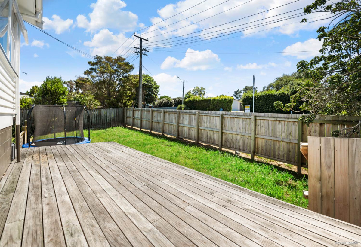 Vendor requires urgent sale, – 1181m2 Corner Site – Ignore Previous Sale Price, 5 beds 2 bath house with garage and 2-beds 1 bath lounge downstairs, downstairs space is currently rented, minutes from Stanmore Bay Beach, schools, parks, shops, cafés, and Whangaparaoa Plaza, 0.5 km to Whangaparaoa College, 4 Matai Road, Stanmore Bay, Auckland