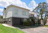 Vendor requires urgent sale, – 1181m2 Corner Site – Ignore Previous Sale Price, 5 beds 2 bath house with garage and 2-beds 1 bath lounge downstairs, downstairs space is currently rented, minutes from Stanmore Bay Beach, schools, parks, shops, cafés, and Whangaparaoa Plaza, 0.5 km to Whangaparaoa College, 4 Matai Road, Stanmore Bay, Auckland