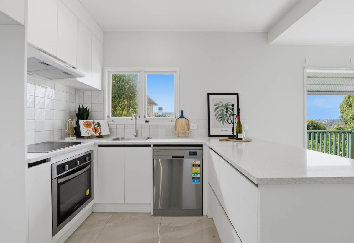 Renovated 3 beds 1 bath home, close to shops, supermarket, schoolc, reserves, 0.6 km to Meadowbank School, 1.6 km to Remuera Intermediate, 5/27 Lucerne Road, Remuera, Auckland