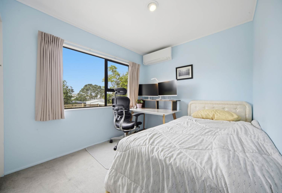 Once in 30 years, Owners downsizing, 3 beds 2 baths house with garage, close to schools, shops, supermarket, beach, 0.9 km to Orakei School, 1.3 km to Selwyn College, 54B Kurahaupo Street, Orakei, Auckland