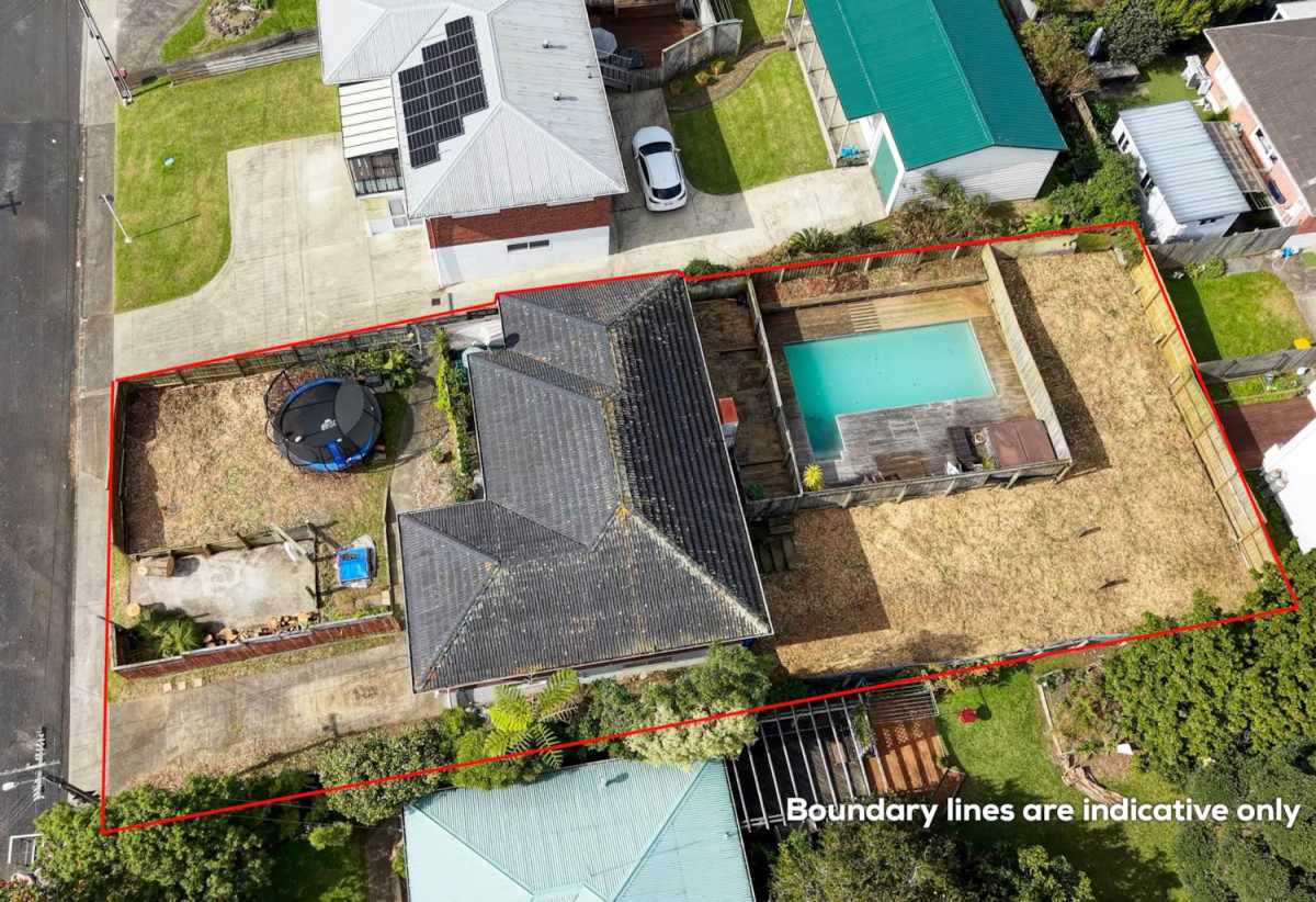 683m² Mixed Housing Suburban, 4 beds 2 baths house with double garage and swimming pool, 0.2 km to Howick Primary School, 0.4 km to Howick Intermediate, 1.1 km to Pakuranga College, 19 Willoughby Avenue, Howick, Auckland
