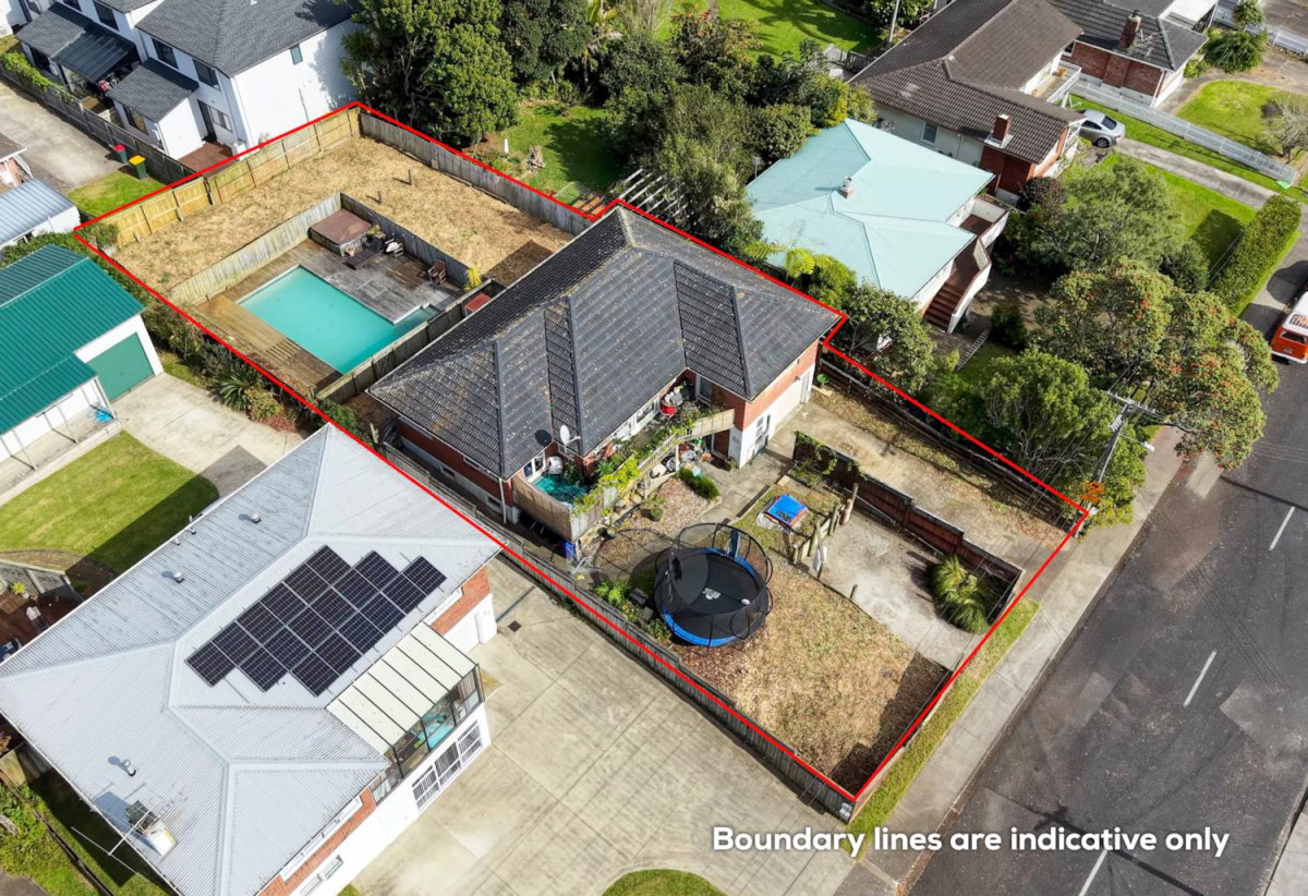 683m² Mixed Housing Suburban, 4 beds 2 baths house with double garage and swimming pool, 0.2 km to Howick Primary School, 0.4 km to Howick Intermediate, 1.1 km to Pakuranga College, 19 Willoughby Avenue, Howick, Auckland