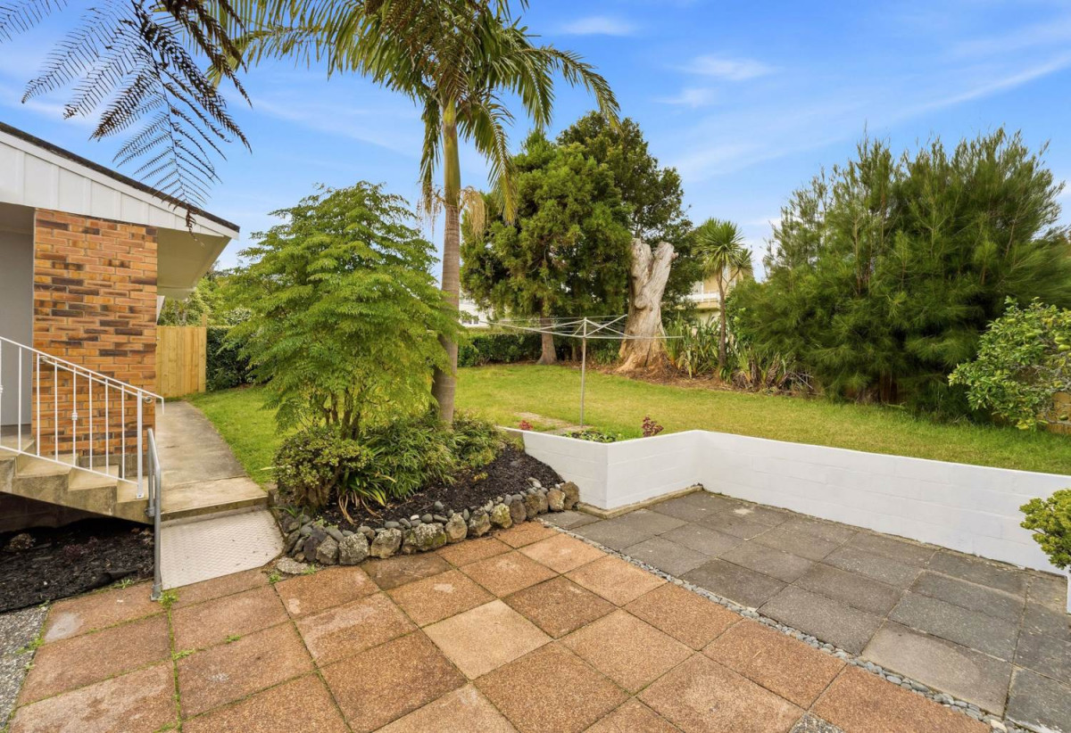 665m2 section, Renovated Brick and tile 3 beds + 2 large office rooms 1 bath house with double garage, close to Golf club, Leisure centre, shops, supermarkets, schools, 0.8 km to May Road School, 1.1 km to Waikowhai Intermediate, 1.4 km to Lynfield College, 48 Anita Avenue, Mt Roskill, Auckland