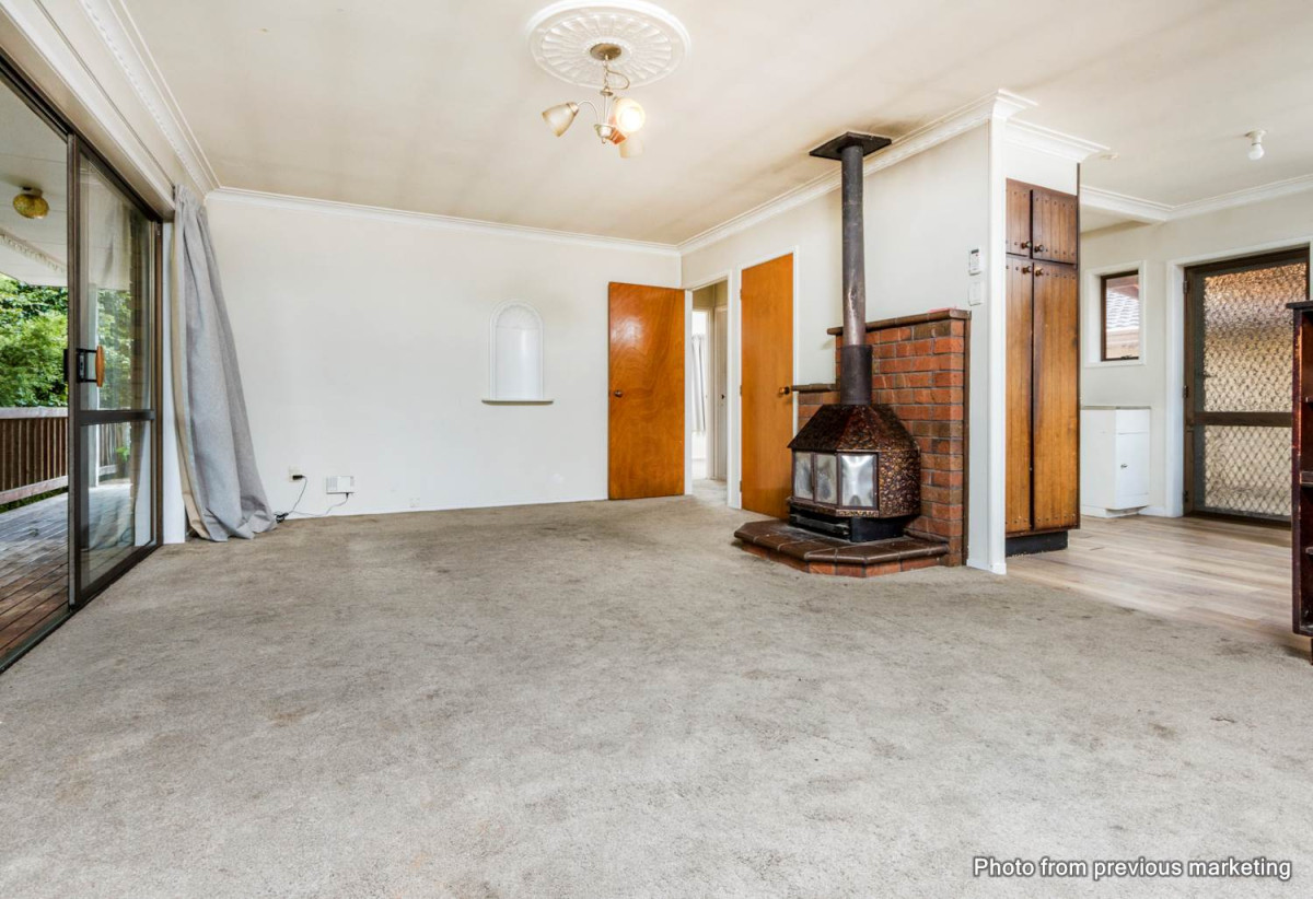 URGENT SALE – Ignore the CV (CV $720,000), Make an offer, Brick and tile, standalone 2 beds + a rumpus room 1 bath house with garage, need to sell it ASAP, 0.6 km to Henderson School, 2/1 Claude Brookes Drive, Henderson, Auckland