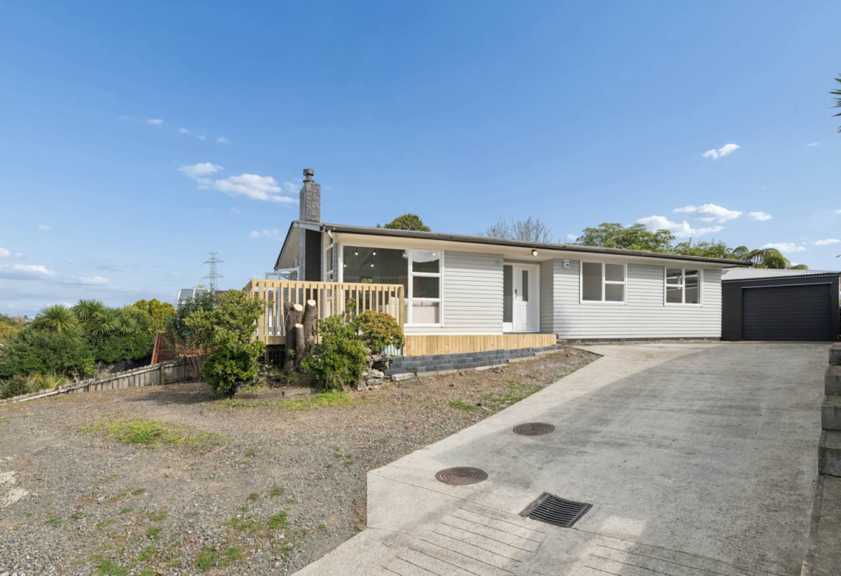 Must sell, 3 beds 1 bath house on 464m2 section, close to schools, shops, supermarkets, 0.7 km to Stanhope Road School, 0.8 km to Bailey Road School, 4 Cebalo Place, Mt Wellington, Auckland