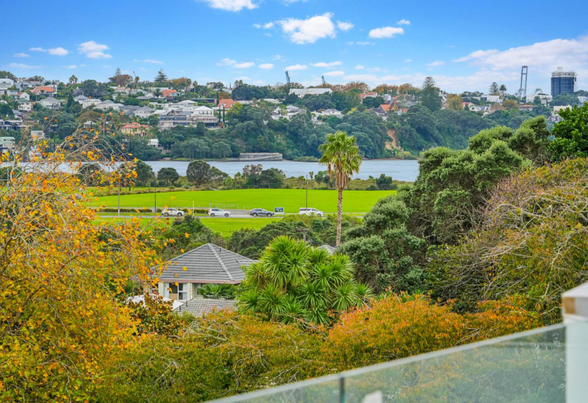 Double Grammar school zone, 360m2 6 beds 4 baths house with double garage, Downstairs provides superb flexibility with 2 beds 1 bath , a separate living area and its own private access, 2.1 km to Epsom Girls’ Grammar School, 2.5 km to Auckland Grammar, 70A Spencer Street, Remuera, Auckland