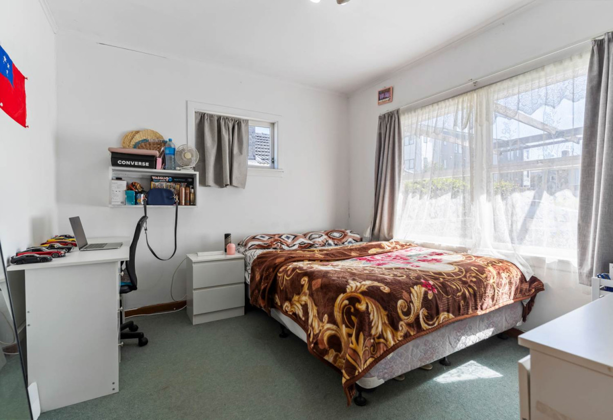 Must sell, 878m2 section with RC, EPA for 5 two-level dwellings + JOAL, 220m2 Brick and tile 3 beds 1 nath house with standalone double garage, minutes to schools Hunter Plaza, motorway access, 0.8 km to Papatoetoe Central School, 0.9 km to Papatoetoe Intermediate, 9 Richards Avenue, Papatoetoe, Auckland