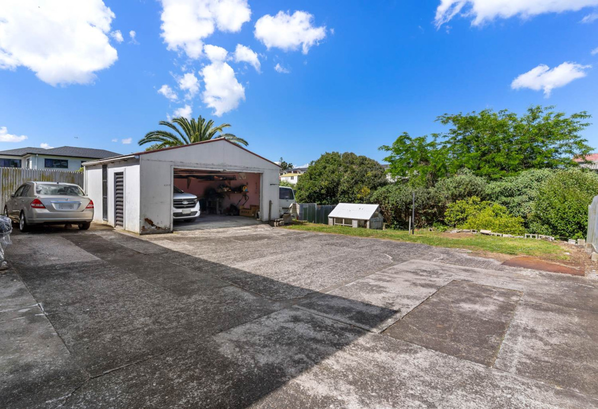 Must sell, 878m2 section with RC, EPA for 5 two-level dwellings + JOAL, 220m2 Brick and tile 3 beds 1 nath house with standalone double garage, minutes to schools Hunter Plaza, motorway access, 0.8 km to Papatoetoe Central School, 0.9 km to Papatoetoe Intermediate, 9 Richards Avenue, Papatoetoe, Auckland