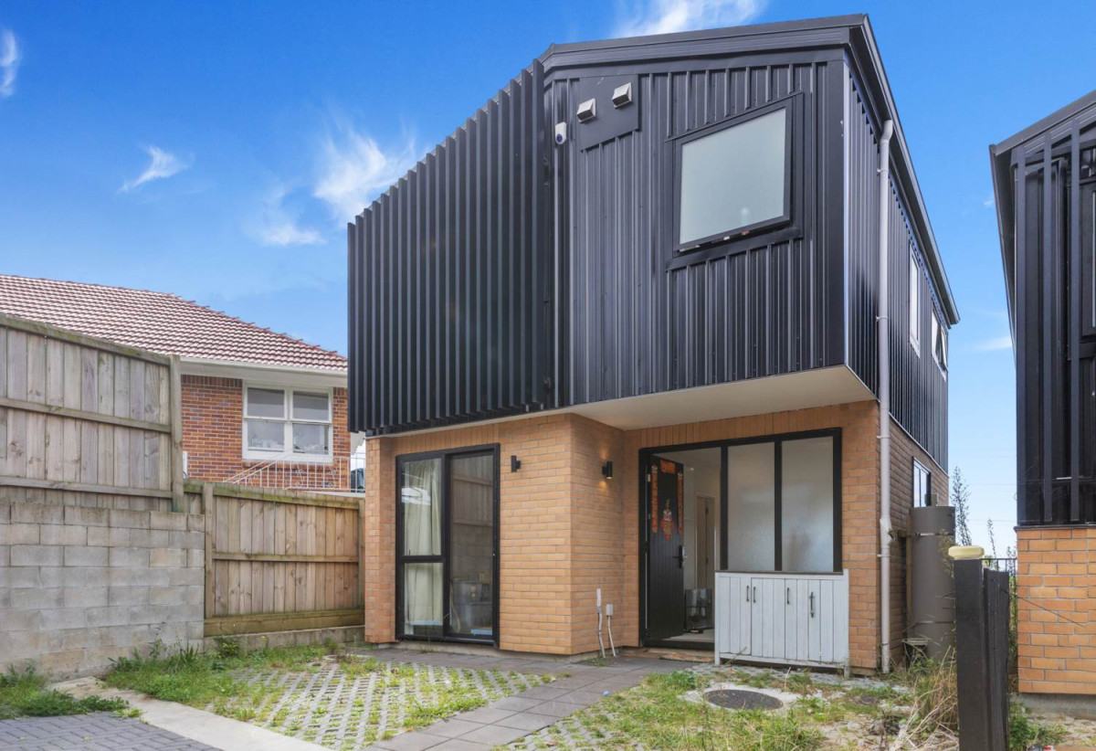 Urgent sale, Standalone 4 beds 2.5 baths townhouse, just minutes from Sylvia Park, motorway access, and key transport routes. 0.7 km to Panama Road School and Otahuhu Intermediate, 5/19 Kotahi Road, Mt Wellington, Auckland