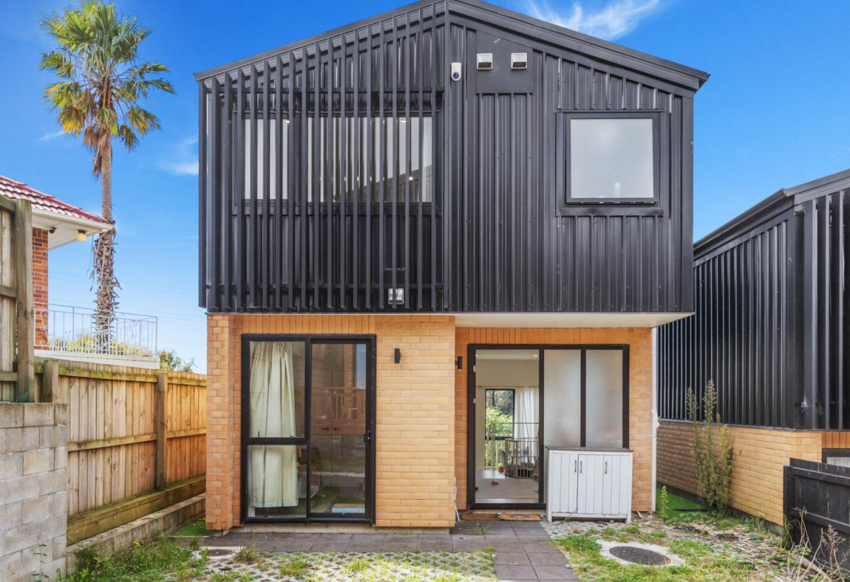 Urgent sale, Standalone 4 beds 2.5 baths townhouse, just minutes from Sylvia Park, motorway access, and key transport routes. 0.7 km to Panama Road School and Otahuhu Intermediate, 5/19 Kotahi Road, Mt Wellington, Auckland