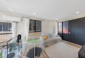 Urgent sale, Standalone 4 beds 2.5 baths townhouse, just minutes from Sylvia Park, motorway access, and key transport routes. 0.7 km to Panama Road School and Otahuhu Intermediate, 5/19 Kotahi Road, Mt Wellington, Auckland