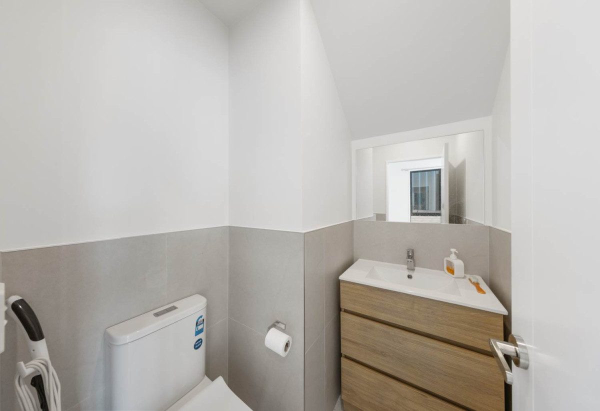 Urgent sale, Standalone 4 beds 2.5 baths townhouse, just minutes from Sylvia Park, motorway access, and key transport routes. 0.7 km to Panama Road School and Otahuhu Intermediate, 5/19 Kotahi Road, Mt Wellington, Auckland