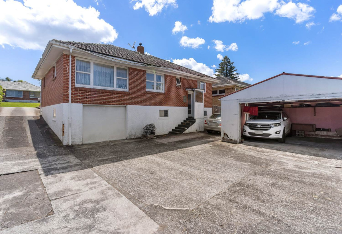 Must sell, 878m2 section with RC, EPA for 5 two-level dwellings + JOAL, 220m2 Brick and tile 3 beds 1 nath house with standalone double garage, minutes to schools Hunter Plaza, motorway access, 0.8 km to Papatoetoe Central School, 0.9 km to Papatoetoe Intermediate, 9 Richards Avenue, Papatoetoe, Auckland
