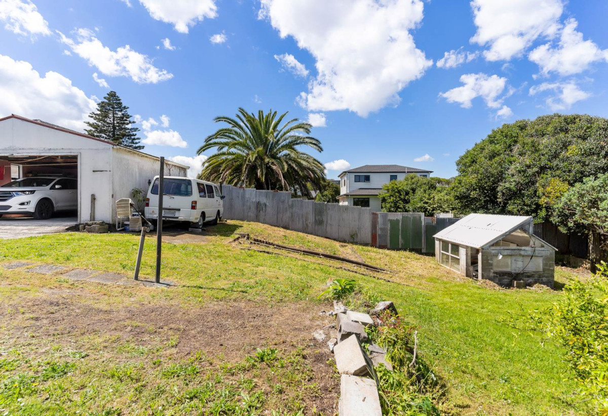 Must sell, 878m2 section with RC, EPA for 5 two-level dwellings + JOAL, 220m2 Brick and tile 3 beds 1 nath house with standalone double garage, minutes to schools Hunter Plaza, motorway access, 0.8 km to Papatoetoe Central School, 0.9 km to Papatoetoe Intermediate, 9 Richards Avenue, Papatoetoe, Auckland