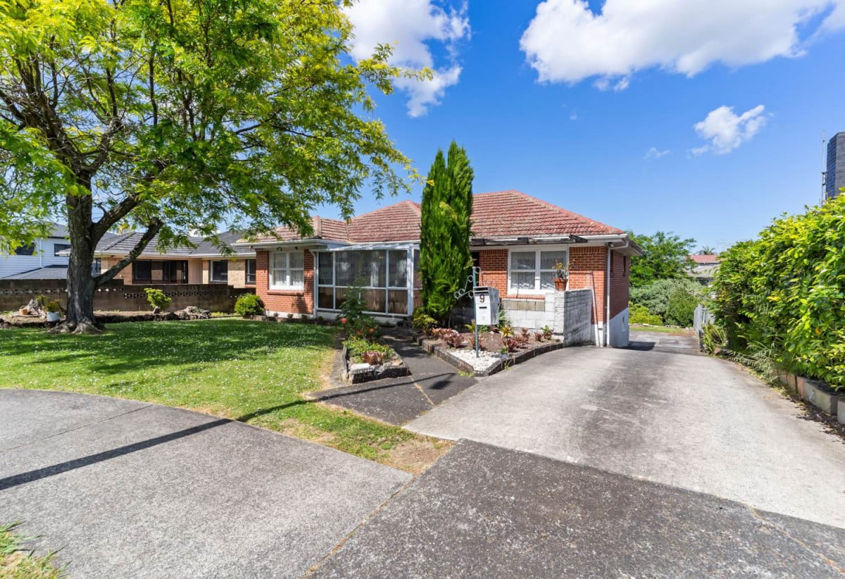 Must sell, 878m2 section with RC, EPA for 5 two-level dwellings + JOAL, 220m2 Brick and tile 3 beds 1 nath house with standalone double garage, minutes to schools Hunter Plaza, motorway access, 0.8 km to Papatoetoe Central School, 0.9 km to Papatoetoe Intermediate, 9 Richards Avenue, Papatoetoe, Auckland