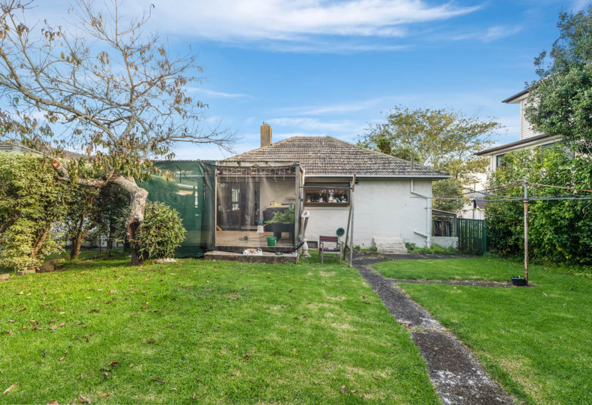 Must sell, Vendor cashing out, 3 beds 1 bath house on 650m2 section, with RC,BC, EPA approved, Stroll to Panmure Shopping Centre, the wharf, scenic reserves, Tamaki River walks, the lagoon, swimming pool, gym complex, 39 Te Koa Road, Panmure, Auckland