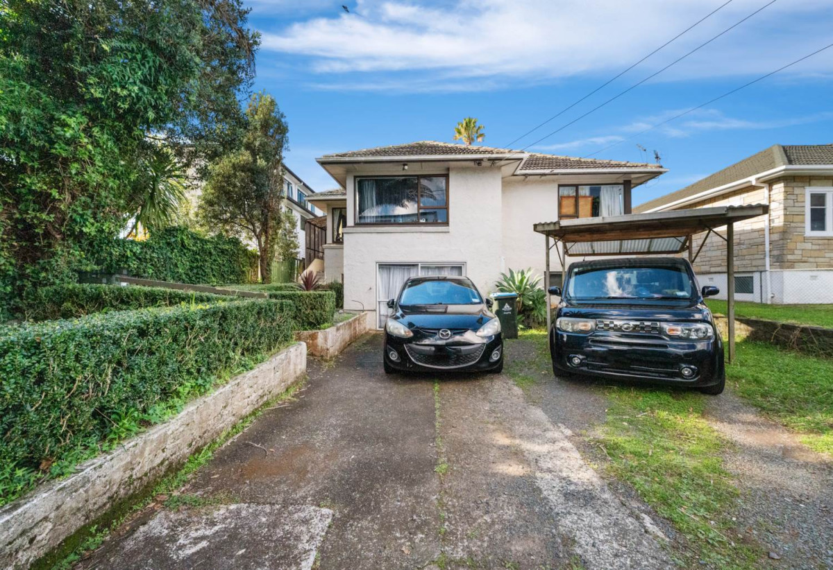 Must sell, Vendor cashing out, 3 beds 1 bath house on 650m2 section, with RC,BC, EPA approved, Stroll to Panmure Shopping Centre, the wharf, scenic reserves, Tamaki River walks, the lagoon, swimming pool, gym complex, 39 Te Koa Road, Panmure, Auckland