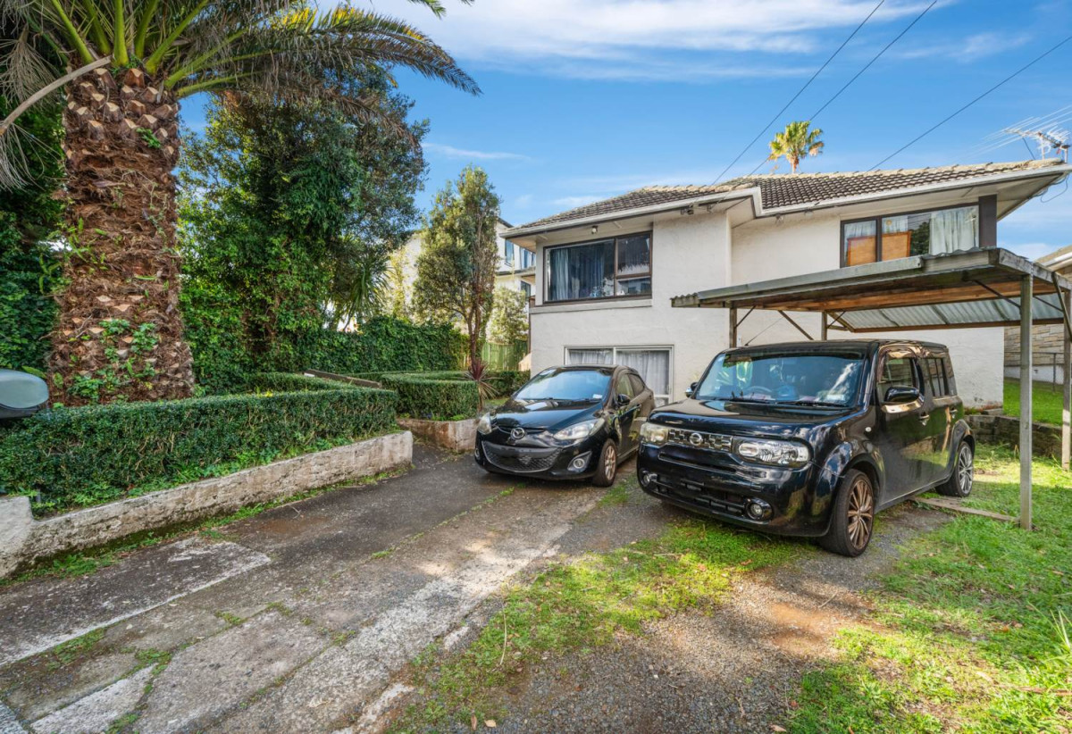 Must sell, Vendor cashing out, 3 beds 1 bath house on 650m2 section, with RC,BC, EPA approved, Stroll to Panmure Shopping Centre, the wharf, scenic reserves, Tamaki River walks, the lagoon, swimming pool, gym complex, 39 Te Koa Road, Panmure, Auckland